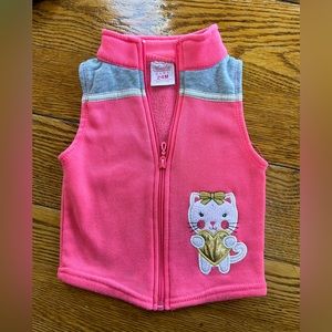 5/$25🦋 Mon Petit infant girl fleece vest.  Pink w/kitty. Zip front, size 24 mo.